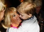 Amsterdam 28 januari 2015
Boekpresentatie Willeke Alberti in Carre.
Johnny de Mol reikt het eerste boek uit aan zijn moeder Willeke en Belinda Meuldijk die het boek geschreven heeft.
Ook zoon Kai  en zijn vrouw met zoon Finn zijn natuurlijk aanwezig