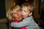 Amsterdam 28 januari 2015
Boekpresentatie Willeke Alberti in Carre.
Johnny de Mol reikt het eerste boek uit aan zijn moeder Willeke en Belinda Meuldijk die het boek geschreven heeft.
Ook zoon Kai  en zijn vrouw met zoon Finn zijn natuurlijk aanwezig