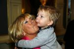 Amsterdam 28 januari 2015
Boekpresentatie Willeke Alberti in Carre.
Johnny de Mol reikt het eerste boek uit aan zijn moeder Willeke en Belinda Meuldijk die het boek geschreven heeft.
Ook zoon Kai  en zijn vrouw met zoon Finn zijn natuurlijk aanwezig