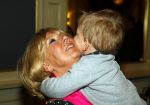 Amsterdam 28 januari 2015
Boekpresentatie Willeke Alberti in Carre.
Johnny de Mol reikt het eerste boek uit aan zijn moeder Willeke en Belinda Meuldijk die het boek geschreven heeft.
Ook zoon Kai  en zijn vrouw met zoon Finn zijn natuurlijk aanwezig