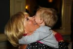 Amsterdam 28 januari 2015
Boekpresentatie Willeke Alberti in Carre.
Johnny de Mol reikt het eerste boek uit aan zijn moeder Willeke en Belinda Meuldijk die het boek geschreven heeft.
Ook zoon Kai  en zijn vrouw met zoon Finn zijn natuurlijk aanwezig