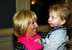 Amsterdam 28 januari 2015
Boekpresentatie Willeke Alberti in Carre.
Johnny de Mol reikt het eerste boek uit aan zijn moeder Willeke en Belinda Meuldijk die het boek geschreven heeft.
Ook zoon Kai  en zijn vrouw met zoon Finn zijn natuurlijk aanwezig