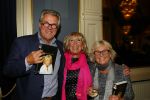 Amsterdam 28 januari 2015
Boekpresentatie Willeke Alberti in Carre.
Johnny de Mol reikt het eerste boek uit aan zijn moeder Willeke en Belinda Meuldijk die het boek geschreven heeft.
Ook zoon Kai  en zijn vrouw met zoon Finn zijn natuurlijk aanwezig
Jeroen en Herma Krabbe