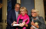 Amsterdam 28 januari 2015
Boekpresentatie Willeke Alberti in Carre.
Johnny de Mol reikt het eerste boek uit aan zijn moeder Willeke en Belinda Meuldijk die het boek geschreven heeft.
Ook zoon Kai  en zijn vrouw met zoon Finn zijn natuurlijk aanwezig
Jeroen en Herma Krabbe