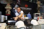 Amsterdam 26 januari 2015
Winston Post draait als dj op de buddha to buddha stand op de modefabriek in de rai.
Goldbergh van Sandra Peet heeft een mooie stand.
Portare heeft twee neiwue merken. Pierre v Hooijdonk staat er met Metro Sneakers.
Mooie container als stand en Goosecraft heeft een hele mooie stand.