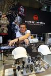 Amsterdam 26 januari 2015
Winston Post draait als dj op de buddha to buddha stand op de modefabriek in de rai.
Goldbergh van Sandra Peet heeft een mooie stand.
Portare heeft twee neiwue merken. Pierre v Hooijdonk staat er met Metro Sneakers.
Mooie container als stand en Goosecraft heeft een hele mooie stand.