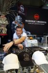 Amsterdam 26 januari 2015
Winston Post draait als dj op de buddha to buddha stand op de modefabriek in de rai.
Goldbergh van Sandra Peet heeft een mooie stand.
Portare heeft twee neiwue merken. Pierre v Hooijdonk staat er met Metro Sneakers.
Mooie container als stand en Goosecraft heeft een hele mooie stand.