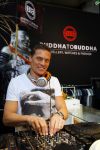 Amsterdam 26 januari 2015
Winston Post draait als dj op de buddha to buddha stand op de modefabriek in de rai.
Goldbergh van Sandra Peet heeft een mooie stand.
Portare heeft twee neiwue merken. Pierre v Hooijdonk staat er met Metro Sneakers.
Mooie container als stand en Goosecraft heeft een hele mooie stand.