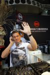 Amsterdam 26 januari 2015
Winston Post draait als dj op de buddha to buddha stand op de modefabriek in de rai.
Goldbergh van Sandra Peet heeft een mooie stand.
Portare heeft twee neiwue merken. Pierre v Hooijdonk staat er met Metro Sneakers.
Mooie container als stand en Goosecraft heeft een hele mooie stand.