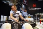 Amsterdam 26 januari 2015
Winston Post draait als dj op de buddha to buddha stand op de modefabriek in de rai.
Goldbergh van Sandra Peet heeft een mooie stand.
Portare heeft twee neiwue merken. Pierre v Hooijdonk staat er met Metro Sneakers.
Mooie container als stand en Goosecraft heeft een hele mooie stand.