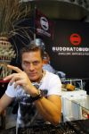 Amsterdam 26 januari 2015
Winston Post draait als dj op de buddha to buddha stand op de modefabriek in de rai.
Goldbergh van Sandra Peet heeft een mooie stand.
Portare heeft twee neiwue merken. Pierre v Hooijdonk staat er met Metro Sneakers.
Mooie container als stand en Goosecraft heeft een hele mooie stand.