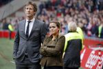 Amsterdam 7 februari 2016
Afscheid John Heitinga voor de wedstrijd AJAX-Feyenoord in de arena.
Zijn vrouw Charlotte Sophie en kinderen Jezebel en Lennox zijn ook aanwezig.
Edwin v d Sar