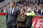 Amsterdam 7 februari 2016
Afscheid John Heitinga voor de wedstrijd AJAX-Feyenoord in de arena.
Zijn vrouw Charlotte Sophie en kinderen Jezebel en Lennox zijn ook aanwezig.
Edwin v d Sar