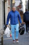Amsterdam 25 januari 2016 
Dries Roelvink met boodschappen in amsterdam zuid.