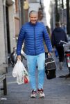 Amsterdam 25 januari 2016 
Dries Roelvink met boodschappen in amsterdam zuid.