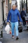 Amsterdam 25 januari 2016 
Dries Roelvink met boodschappen in amsterdam zuid.