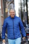 Amsterdam 25 januari 2016 
Dries Roelvink met boodschappen in amsterdam zuid.