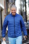 Amsterdam 25 januari 2016 
Dries Roelvink met boodschappen in amsterdam zuid.