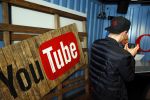 Amsterdam 28 januari 2016
Enzo Knol krijt van Youtube award vanwege zijn 1 miljoen abonnees.
Zijn hele familie incl Dee waren aanwezig.