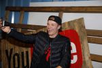 Amsterdam 28 januari 2016
Enzo Knol krijt van Youtube award vanwege zijn 1 miljoen abonnees.
Zijn hele familie incl Dee waren aanwezig.