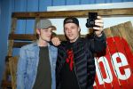 Amsterdam 28 januari 2016
Enzo Knol krijt van Youtube award vanwege zijn 1 miljoen abonnees.
Zijn hele familie incl Dee waren aanwezig. Enzo met zijn broer Milan