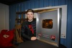Amsterdam 28 januari 2016
Enzo Knol krijt van Youtube award vanwege zijn 1 miljoen abonnees.
Zijn hele familie incl Dee waren aanwezig.