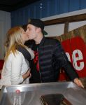 Amsterdam 28 januari 2016
Enzo Knol krijt van Youtube award vanwege zijn 1 miljoen abonnees.
Zijn hele familie incl Dee waren aanwezig.