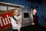 Amsterdam 28 januari 2016
Enzo Knol krijt van Youtube award vanwege zijn 1 miljoen abonnees.
Zijn hele familie incl Dee waren aanwezig.