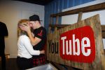 Amsterdam 28 januari 2016
Enzo Knol krijt van Youtube award vanwege zijn 1 miljoen abonnees.
Zijn hele familie incl Dee waren aanwezig.