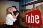 Amsterdam 28 januari 2016
Enzo Knol krijt van Youtube award vanwege zijn 1 miljoen abonnees.
Zijn hele familie incl Dee waren aanwezig.