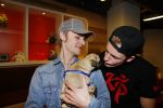 Amsterdam 28 januari 2016
Enzo Knol krijt van Youtube award vanwege zijn 1 miljoen abonnees.
Zijn hele familie incl Dee waren aanwezig. Enzo met zijn broer Milan