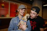 Amsterdam 28 januari 2016
Enzo Knol krijt van Youtube award vanwege zijn 1 miljoen abonnees.
Zijn hele familie incl Dee waren aanwezig. Enzo met zijn broer Milan