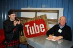 Amsterdam 28 januari 2016
Enzo Knol krijt van Youtube award vanwege zijn 1 miljoen abonnees.
Zijn hele familie incl Dee waren aanwezig. Opa Enzo