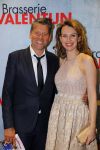 Amsterdam 25 januari 2016
Premiere Valentijn in Tuschinski met oa Georgina Verbaan Egbert Jan Weeber Roeland Fernhout Megan de Kruijf Maarten Heijmans Lies Visschedijk en Melody Klaver .
Erik v d Hoff met vriendin