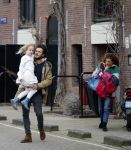Amsterdam 6 februari 2016
Katja Schuurman en haar vriend Freek v Noortwijk hallen samen Sammie op bij haar vader Thijs Romer. Thijs woont net in een ander appartement.