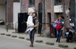 Amsterdam 6 februari 2016
Katja Schuurman en haar vriend Freek v Noortwijk hallen samen Sammie op bij haar vader Thijs Romer. Thijs woont net in een ander appartement.