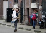 Amsterdam 6 februari 2016
Katja Schuurman en haar vriend Freek v Noortwijk hallen samen Sammie op bij haar vader Thijs Romer. Thijs woont net in een ander appartement.