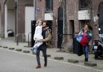 Amsterdam 6 februari 2016
Katja Schuurman en haar vriend Freek v Noortwijk hallen samen Sammie op bij haar vader Thijs Romer. Thijs woont net in een ander appartement.