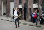Amsterdam 6 februari 2016
Katja Schuurman en haar vriend Freek v Noortwijk hallen samen Sammie op bij haar vader Thijs Romer. Thijs woont net in een ander appartement.