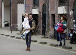 Amsterdam 6 februari 2016
Katja Schuurman en haar vriend Freek v Noortwijk hallen samen Sammie op bij haar vader Thijs Romer. Thijs woont net in een ander appartement.