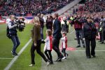 Amsterdam 7 februari 2016
Afscheid John Heitinga voor de wedstrijd AJAX-Feyenoord in de arena.
Zijn vrouw Charlotte Sophie en kinderen Jezebel en Lennox zijn ook aanwezig.