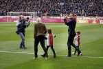 Amsterdam 7 februari 2016
Afscheid John Heitinga voor de wedstrijd AJAX-Feyenoord in de arena.
Zijn vrouw Charlotte Sophie en kinderen Jezebel en Lennox zijn ook aanwezig.
