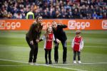 Amsterdam 7 februari 2016
Afscheid John Heitinga voor de wedstrijd AJAX-Feyenoord in de arena.
Zijn vrouw Charlotte Sophie en kinderen Jezebel en Lennox zijn ook aanwezig.