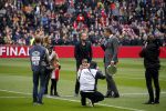 Amsterdam 7 februari 2016
Afscheid John Heitinga voor de wedstrijd AJAX-Feyenoord in de arena.
Zijn vrouw Charlotte Sophie en kinderen Jezebel en Lennox zijn ook aanwezig.
Edwin v d Sar