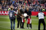 Amsterdam 7 februari 2016
Afscheid John Heitinga voor de wedstrijd AJAX-Feyenoord in de arena.
Zijn vrouw Charlotte Sophie en kinderen Jezebel en Lennox zijn ook aanwezig.
Edwin v d Sar