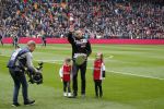 Amsterdam 7 februari 2016
Afscheid John Heitinga voor de wedstrijd AJAX-Feyenoord in de arena.
Zijn vrouw Charlotte Sophie en kinderen Jezebel en Lennox zijn ook aanwezig.