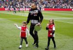 Amsterdam 7 februari 2016
Afscheid John Heitinga voor de wedstrijd AJAX-Feyenoord in de arena.
Zijn vrouw Charlotte Sophie en kinderen Jezebel en Lennox zijn ook aanwezig.