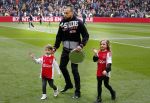 Amsterdam 7 februari 2016
Afscheid John Heitinga voor de wedstrijd AJAX-Feyenoord in de arena.
Zijn vrouw Charlotte Sophie en kinderen Jezebel en Lennox zijn ook aanwezig.