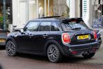 Amsterdam 23 januari 2016 
Joop Braakhekke koopt bloemen op de cornelis schuytstraat in zijn nieuwe mini cooper.