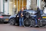 Amsterdam 23 januari 2016 
Joop Braakhekke koopt bloemen op de cornelis schuytstraat in zijn nieuwe mini cooper.